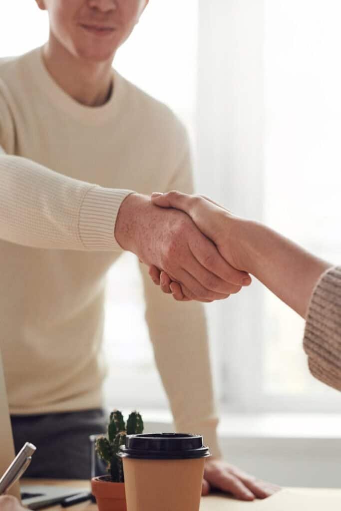 Aflați cum să construiți relații de afaceri de succes.