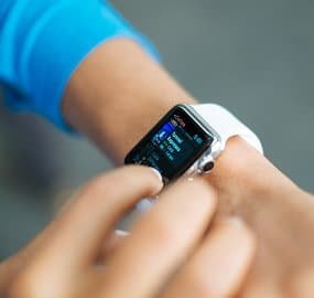 Ceas smartwatch cu funcții avansate pentru fitness și sănătate.